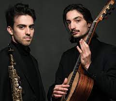 Logotipo de Dúo Métis: Antoine Guerrero, guitarra; Luis González, saxo.