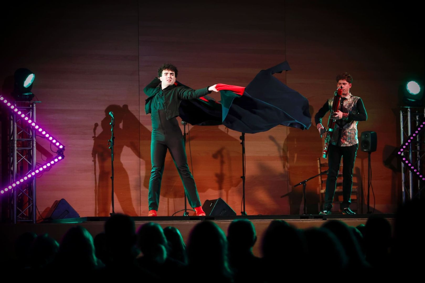 Logotipo de VICTOR Y RUVEN