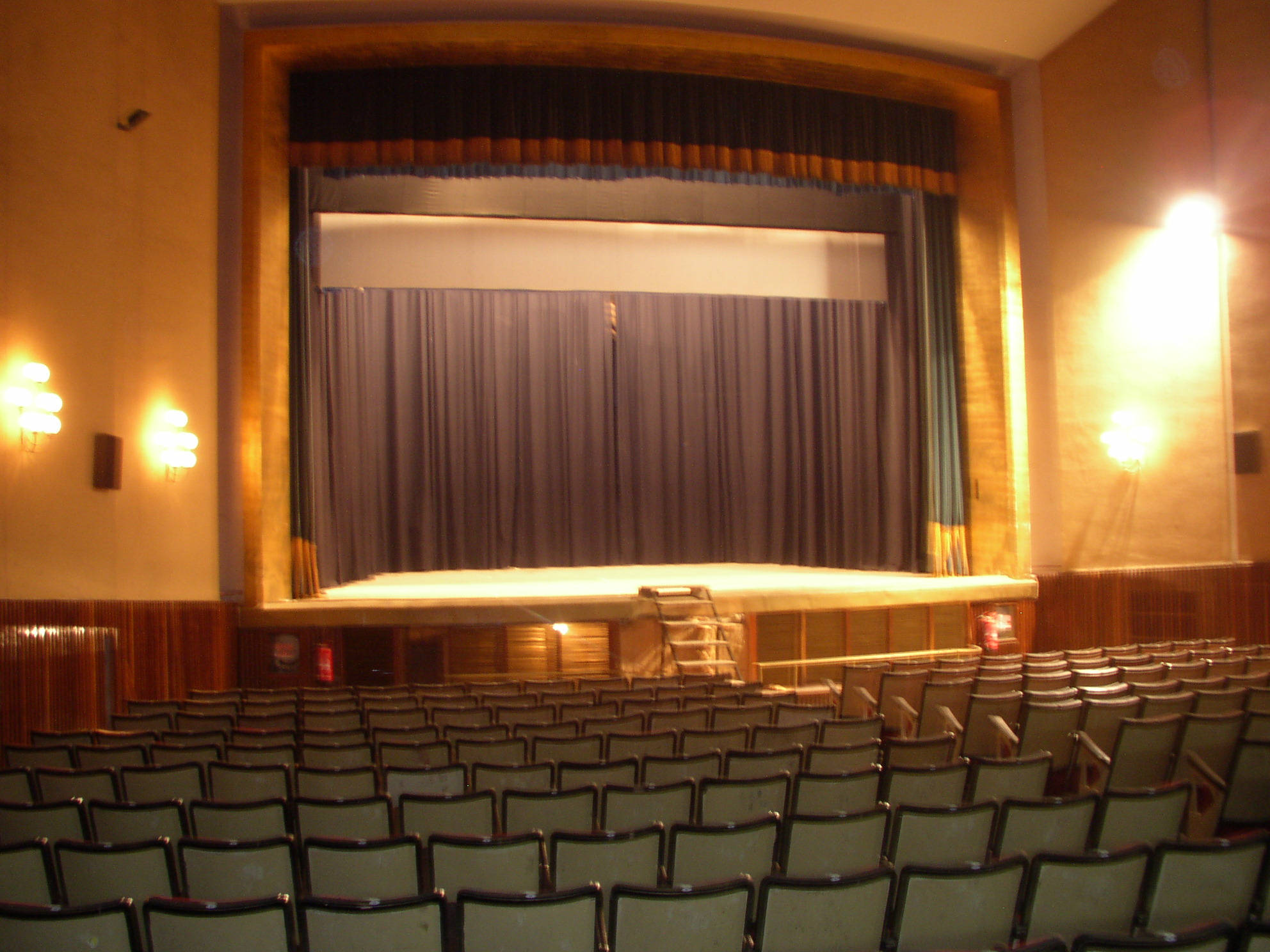 Teatro Cine Rex de Casas Ibáñez (actualmente en desuso).