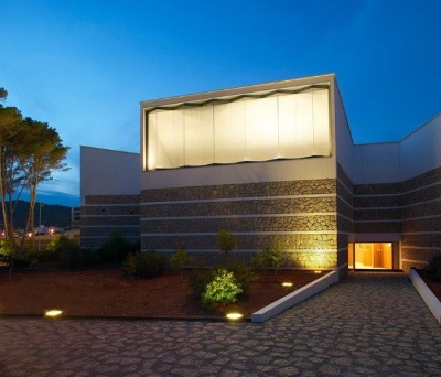 Vista nocturna del acceso al Palacio de Congresos de Ibiza