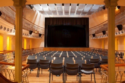 Teatro España - Vista de la platea con el escenario en modo cine