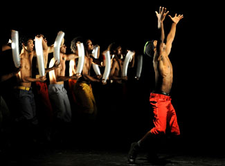 La sorprendente danza de Käfíg asalta el escenario del Mercat