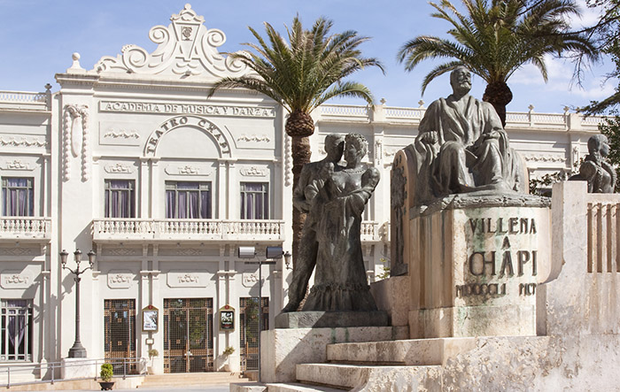 El Teatro Principal de Alicante reconoce la trayectoria del Teatro Chapí con el premio José Estruch