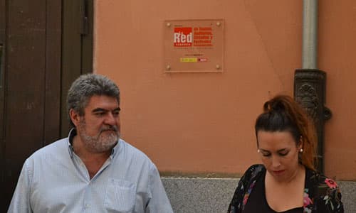 El Teatro Nuevo Fernando Arrabal coloca una placa para simbolizar su adhesión a La Red