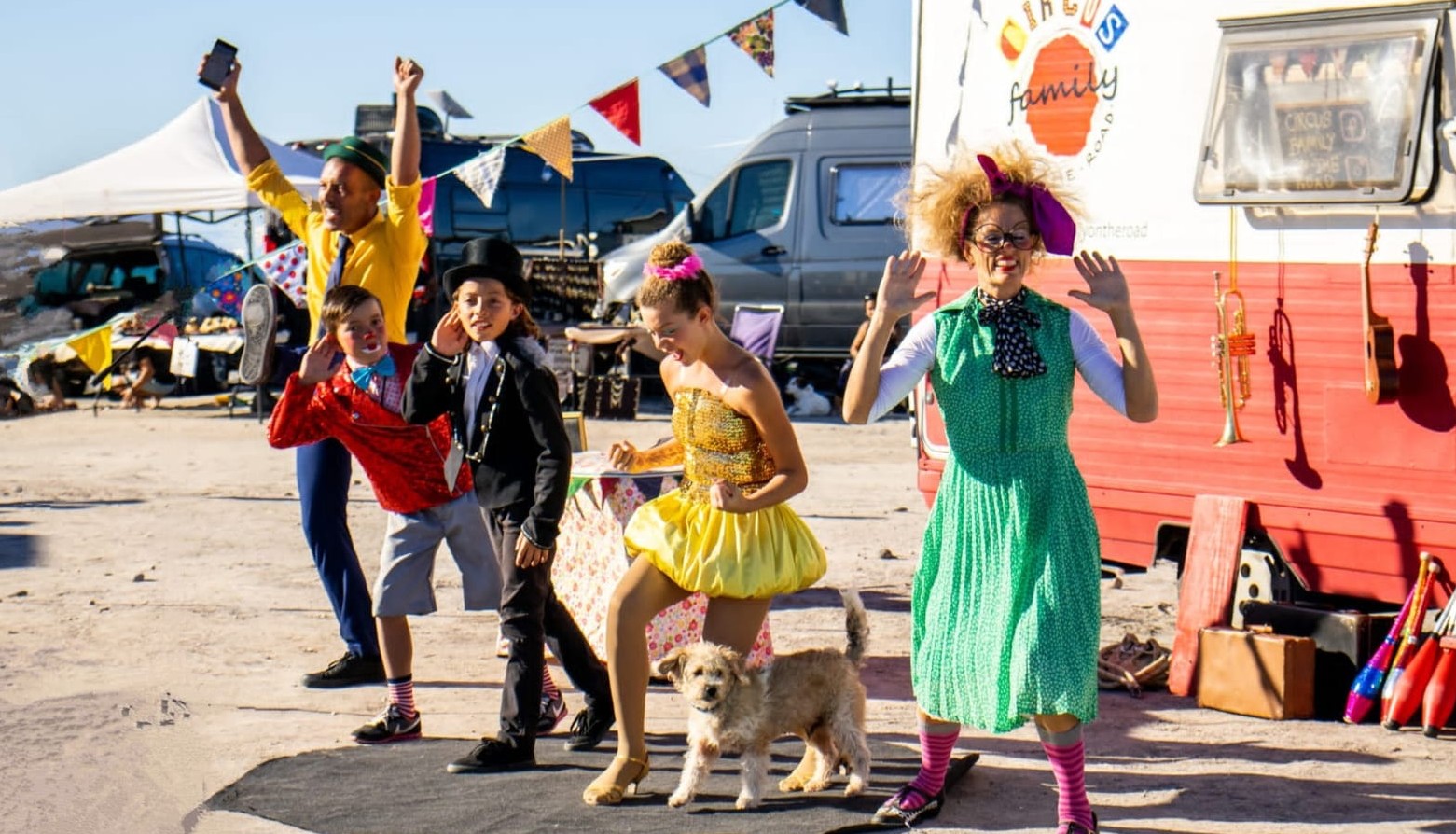 CIRCUS FAMILY ON THE ROAD