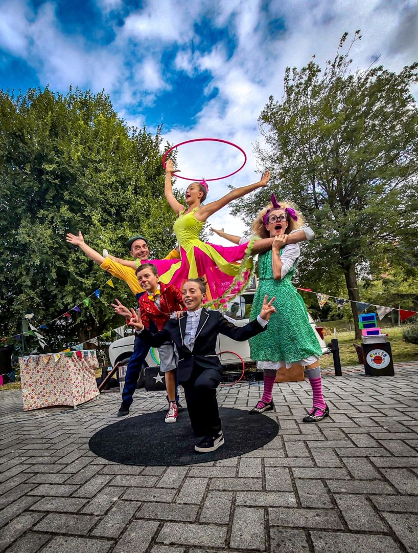 CIRCUS FAMILY ON THE ROAD