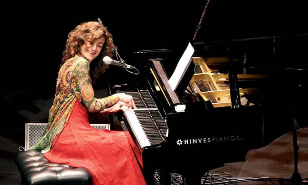 CARMEN PARIS PRESENTA SU ESPECTÁULO PARÍS AL PIANO