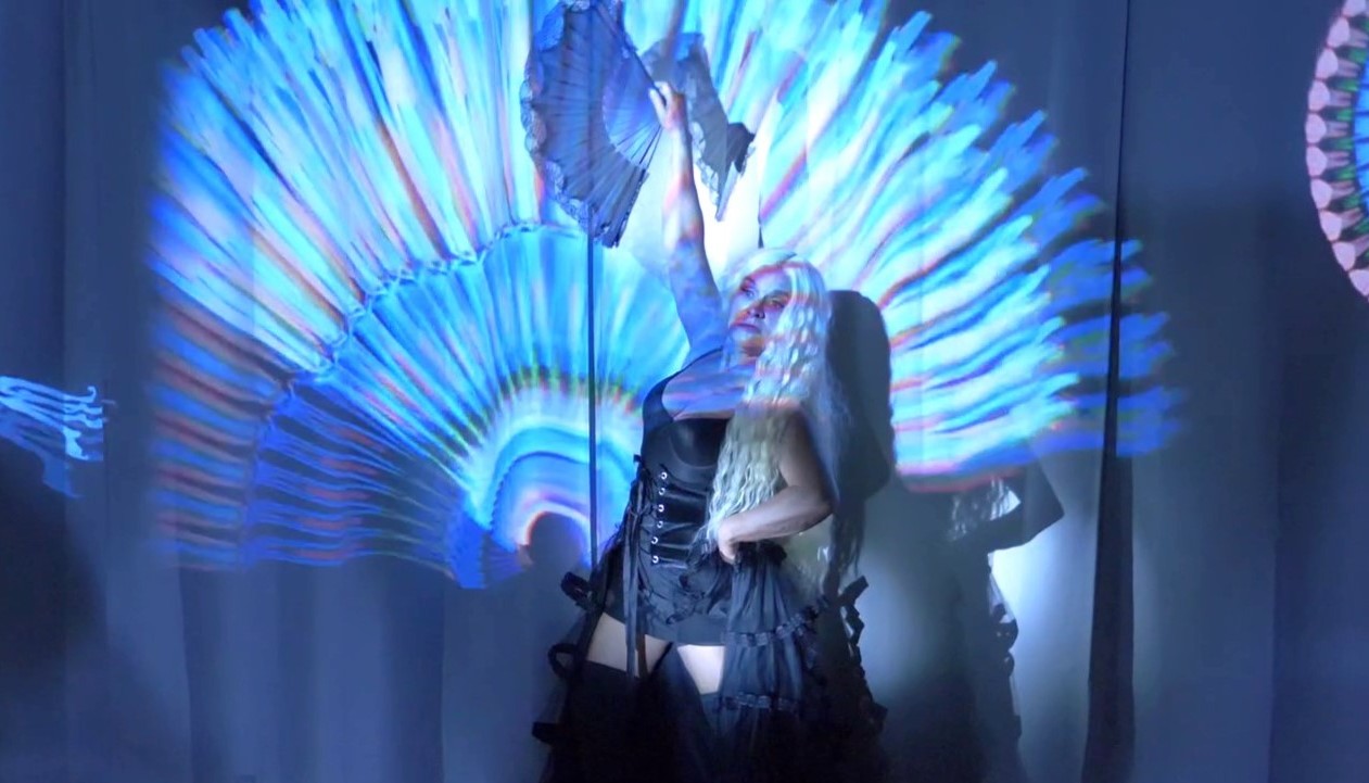 ELLA ÉS LA DONA QUE VE DEL MAR