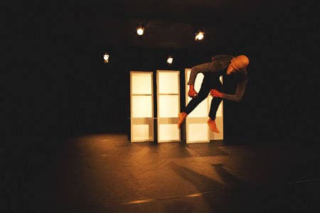 En Tercera Persona / Francisco Cordova Azuela / Physical Momentum Project- Scenic Action