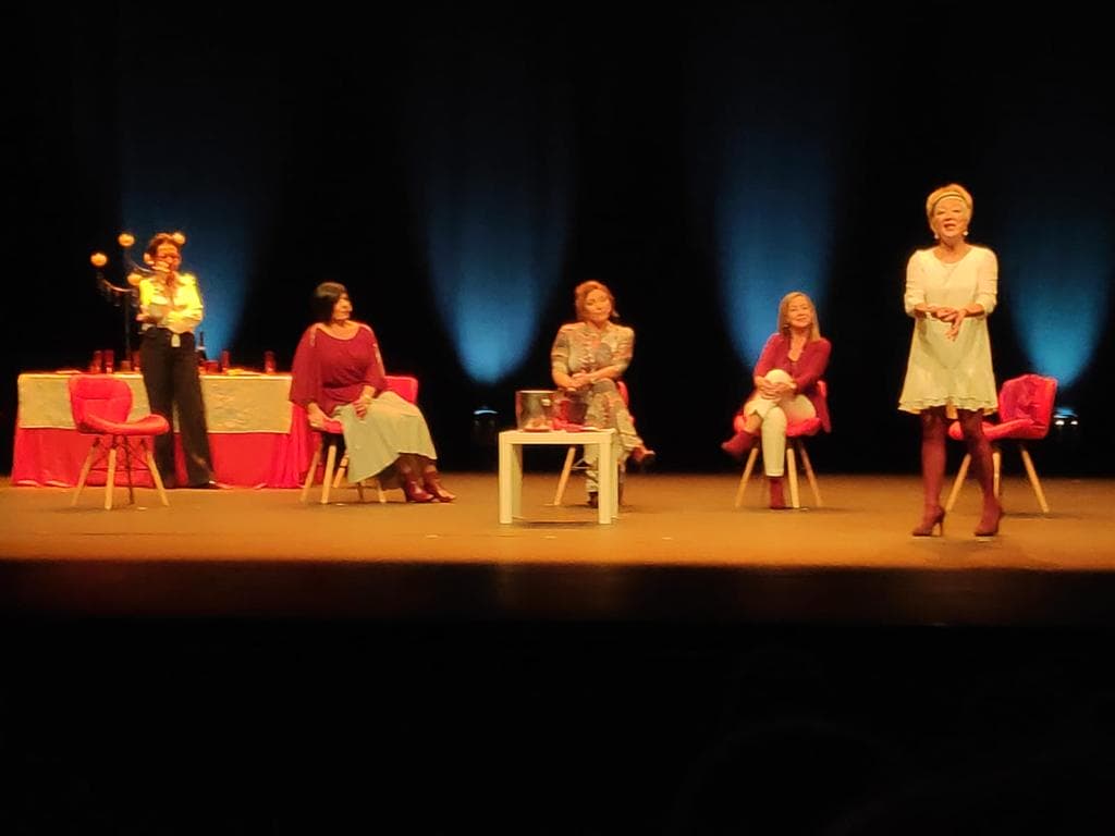 ENTRE DONES/ENTRE MUJERES