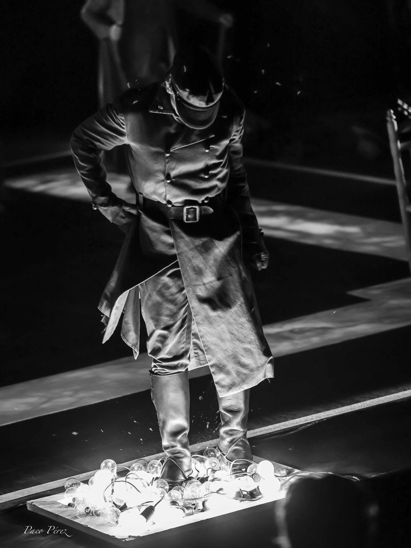 Estrellas eléctricas aplastadas por el tacón