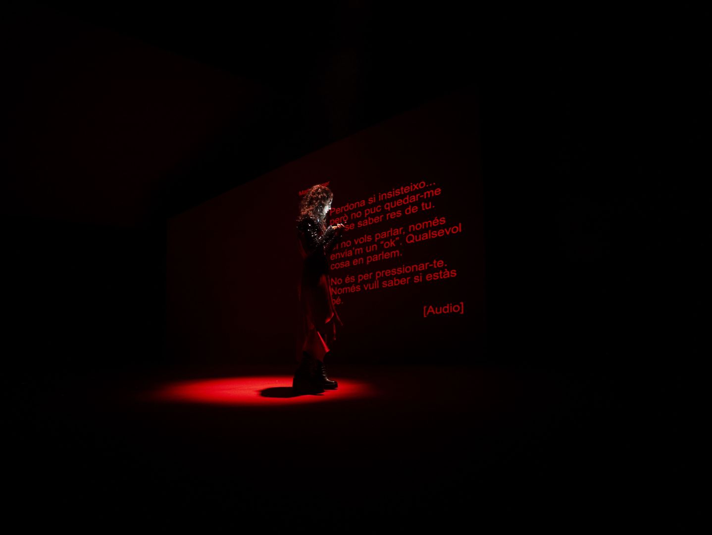 Tallar-se un peu amb una motoserra