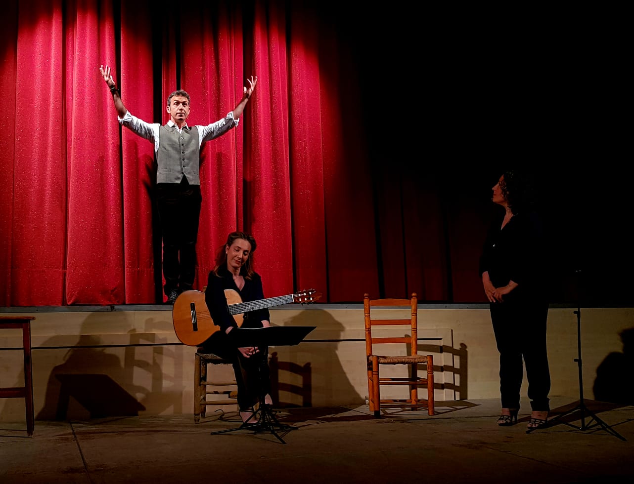 DEBAJO DE LA HOJA DE LA VERBENA