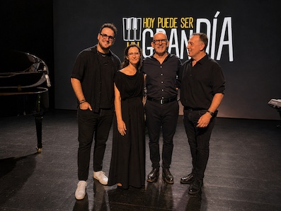 Sergi Nebot junto a los músicos de Hoy puede ser un gran día, el equipo artístico que da vida al espectáculo.