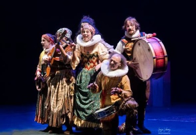 Farra Cia Lucas Escobedo