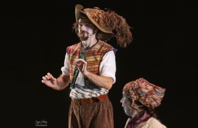 Farra Cia Lucas Escobedo