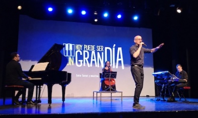 Sergi Nebot en escena junto al cuarteto, en un momento de Hoy puede ser un gran día. Música, palabra y emoción alrededor de las canciones de Joan Manuel Serrat.